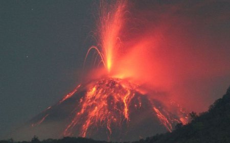 印度尼西亚勒沃托比-拉基拉基火山喷发