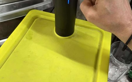 苹果 iPhone 换屏第一步新招：隔水慢煮软化粘合剂，以打开后盖