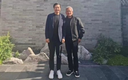 英伟达 CEO 黄仁勋今年第三次来华，与小米创始人雷军亲密合影曝光