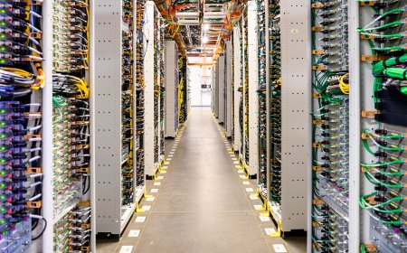 亚马逊 AWS 展示 Project Rainier 分布式集群，有望成为最强 AI 模型训练计算机