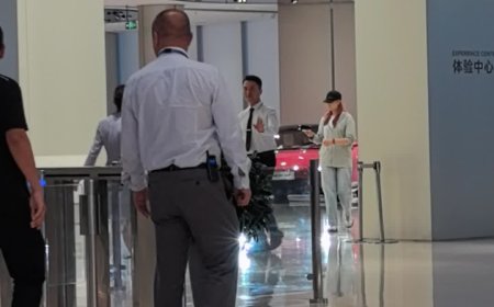 网传比亚迪 CEO 王传福现身小米汽车工厂，雷军亲自陪同