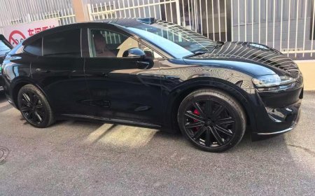 鸿蒙智行 2025 款智界 R7 实车曝光：车标全面上车、车灯样式优化