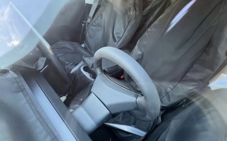 特斯拉“廉价版 Model Y”车型内饰首曝：取消全景玻璃天幕 / 贯穿灯带、移除后排屏幕