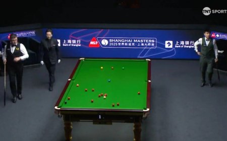 ‘Not good for the fans’ – Snooker rivals walk out of arena mid-frame as semi-final match is bizarrely suspended