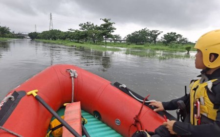 高屏溪暴漲！男駕車除草受困　消防出動橡皮艇救出