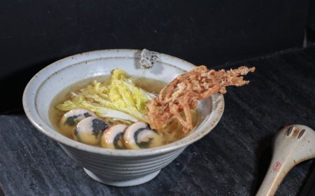 跳脫傳統日式拉麵框架　隱身巷弄的「SOMMÉ」主打法式澄清雞湯