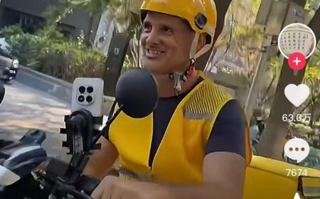 网友偶遇荒野求生博主“德爷”送外卖，身穿工服、REDMI 手机抢镜