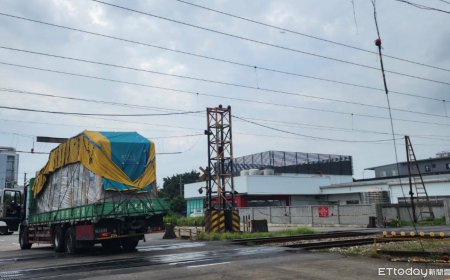 貨車過高卡平交道　司機移除電線觸電摔落！雙腿27%二度燒燙傷