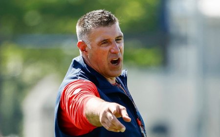 Drake Maye says Mike Vrabel's bloodied face after he rose from pile at practice was reminiscent of Trump rally