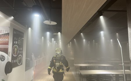 中興大學美食街深夜起火！疑電線外皮燒熔釀禍　濃煙密布畫面曝