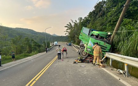 快訊／高雄砂石車撞電線桿！車體嚴重變形　駕駛命危受困待救援