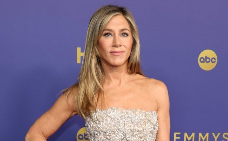 When Jennifer Aniston Isn't In Flip-Flops, She's Wearing These Comfy Sneakers