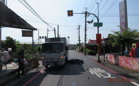 屏東萬丹閃光號誌路口又車禍　「注意常肇車禍」警語超諷刺