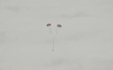 在空间站停留近 5 个月，四名宇航员搭乘美国“龙”飞船返回地球