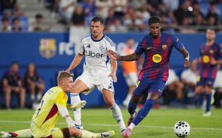 Marcus Rashford missing open goal leaves three stunned Barcelona teammates with head in hands
