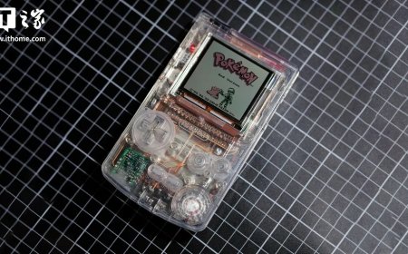 改装爱好者打造全透明可运行的 Game Boy Color，连主板都是透明的