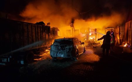 快訊／基隆七堵環保公司鐵皮工寮大火　波及2貨車、1自小客　