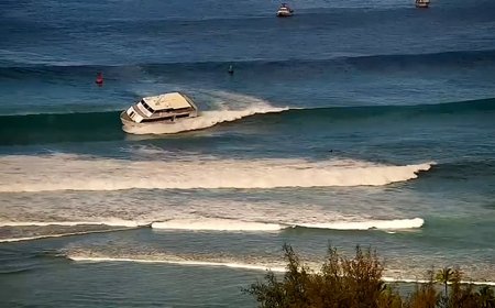 75-foot boat surfs wave, runs aground in Hawaii
