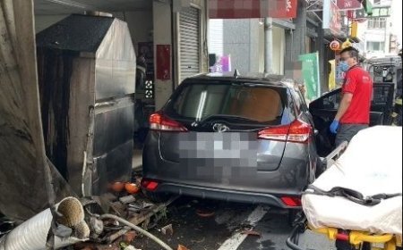 嘉義市轎車衝進米苔目店　駕駛受困失去意識！送醫搶救脫險
