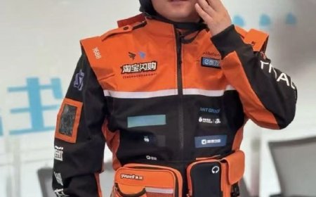 淘宝闪购骑手新工装曝光：印满阿里系品牌 logo，成“行走的广告牌”