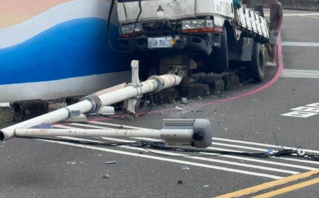 基隆貨車詭異偏離車道　騎上路阻撞倒路燈！司機酒測值0.76