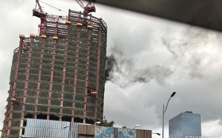 快訊／台北車站旁興建中雙星大樓竄黑煙　疑施工平台線圈起火