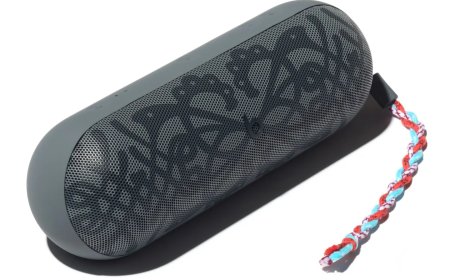 苹果推限量版 Beats Pill 蓝牙音箱：Kiko 灰色涂装、鲜艳编织挂绳