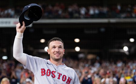 Red Sox's Alex Bregman makes history in return to Astros home ballpark, drawing cheers and jeers from fans