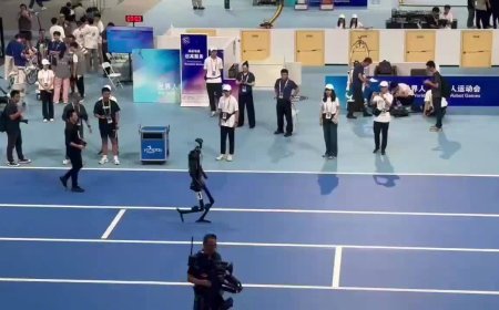 2025 世界人形机器人运动会：宇树拿下 1500 米田径决赛第 1 组第一名