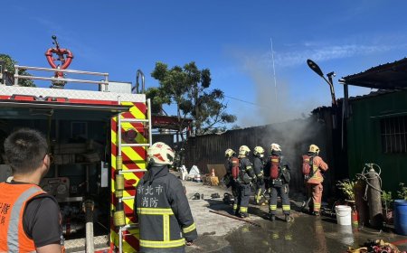 蘆洲宮廟貨櫃屋倉庫起火！濃煙狂竄　消防急衝現場灌救