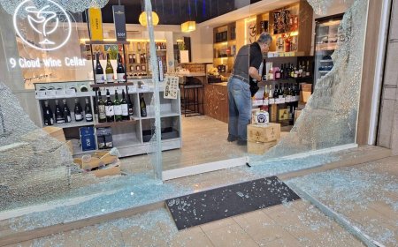 2男衝酒行「巨大鐵槌」砸店！超慘畫面曝　闆娘前男友幹的