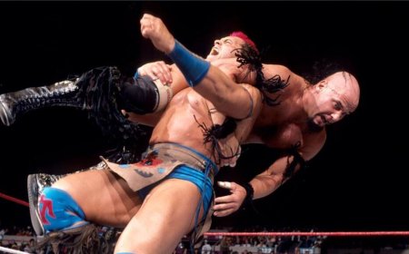 ‘He could still go’ – Fans floored by unrecognisable 90s WWE legend in emotional reunion photo