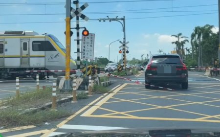 「瑞典坦克」對決火車！硬闖台南平交道　不要命畫面曝