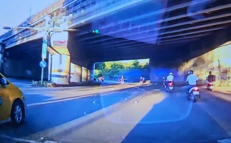 新北女包包鬆脫「沿路噴鈔票」！滿地都是千元大鈔　騎士下車狂撿