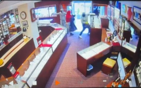 Masked robbers pull off brazen midday heist at Seattle jewelry store in under two minutes