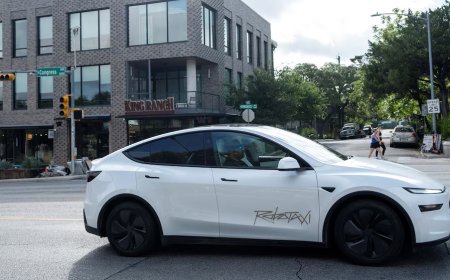 Waymo 前 CEO 质疑特斯拉 Robotaxi 服务：车内有人就不算自动驾驶