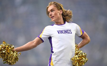Vikings' male cheerleaders fire back at critics amid social media frenzy