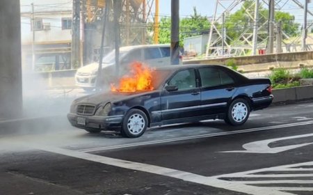 台中27年老賓士引擎室突自燃！路過客運司機停車幫滅火