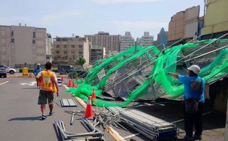 高雄工地出事了！拆到一半「鷹架整排倒」慘況曝　市府勒令停工