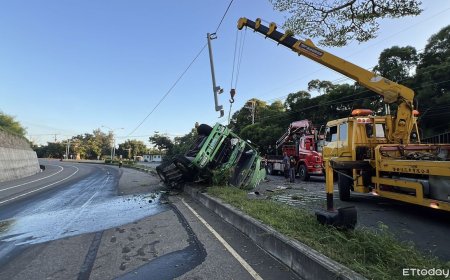 貨櫃噴飛驚悚現場曝！聯結車台1線自撞翻覆　南北雙向一度中斷