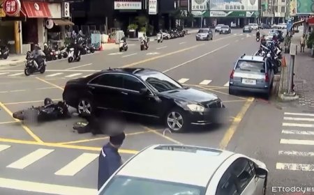 高雄機車路口高速撞賓士！零件噴飛騎士噴飛重摔　恐怖畫面曝