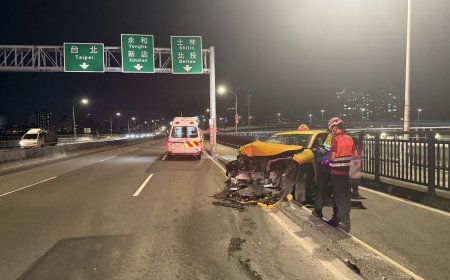 快訊／北市華江橋小黃自撞　車頭全毀卡汽機車分隔島