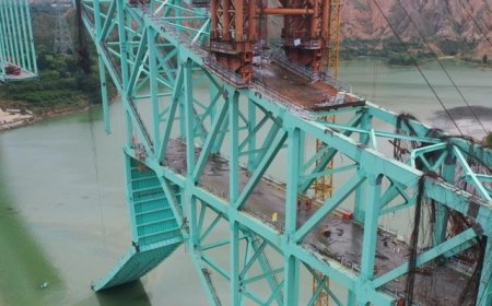 【追踪】尖扎黄河特大桥坍塌事故已致12人死亡，家属：一起去的4个工人都没了