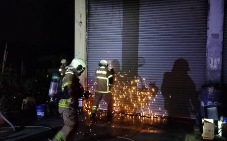 官田鐵皮工廠深夜火警　消防人車全力灌救未延燒