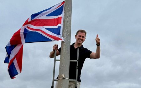 England flag displays powerful symbol in immigration fight as Trump-style populism sweeps through UK