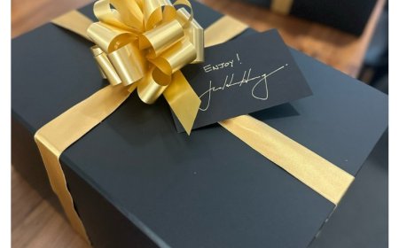 黄仁勋亲笔签名预告贺卡，英伟达将为人形机器人推“新大脑”