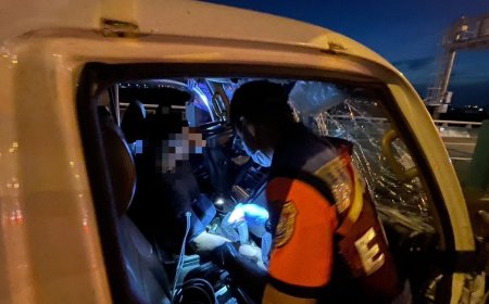 快訊／國道8號貨車追撞轎車　「車頭扭曲變形」1男受困