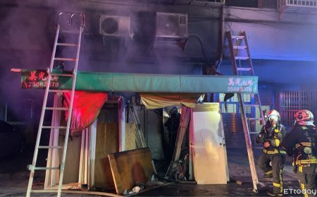 台中民宅騎樓堆大量門板深夜起火！逃生路線受阻　3人受困獲救　