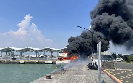 快訊／屏東鹽埔漁港火燒船！火舌濃煙直竄天際　現場畫面曝光