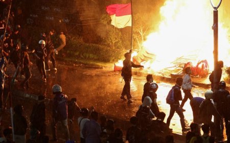 印尼抗议者与防暴警察发生冲突，紧张局势升级